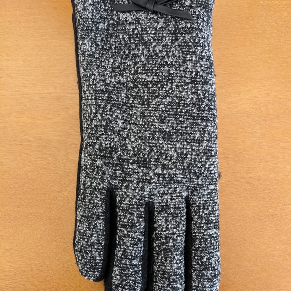NWT Winter Gloves - Picture 2 of 3